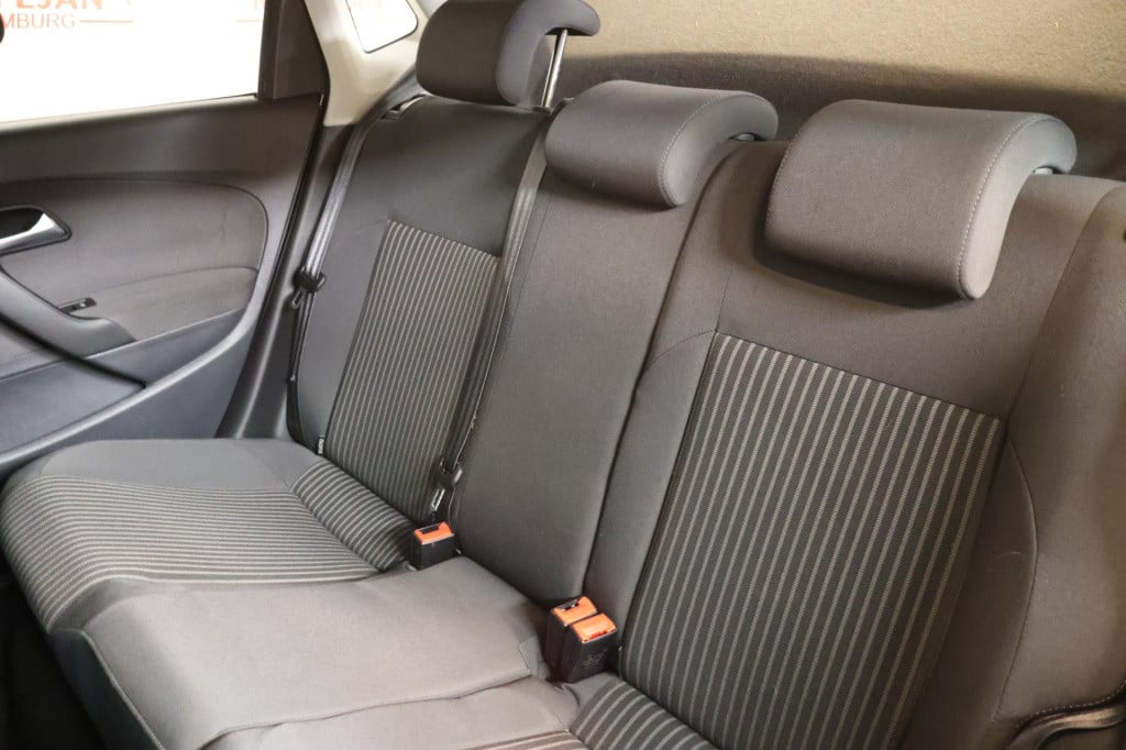 Volkswagen Polo 1.4-16v highline, pdc achter, trekhaak, el ramen, nw distri