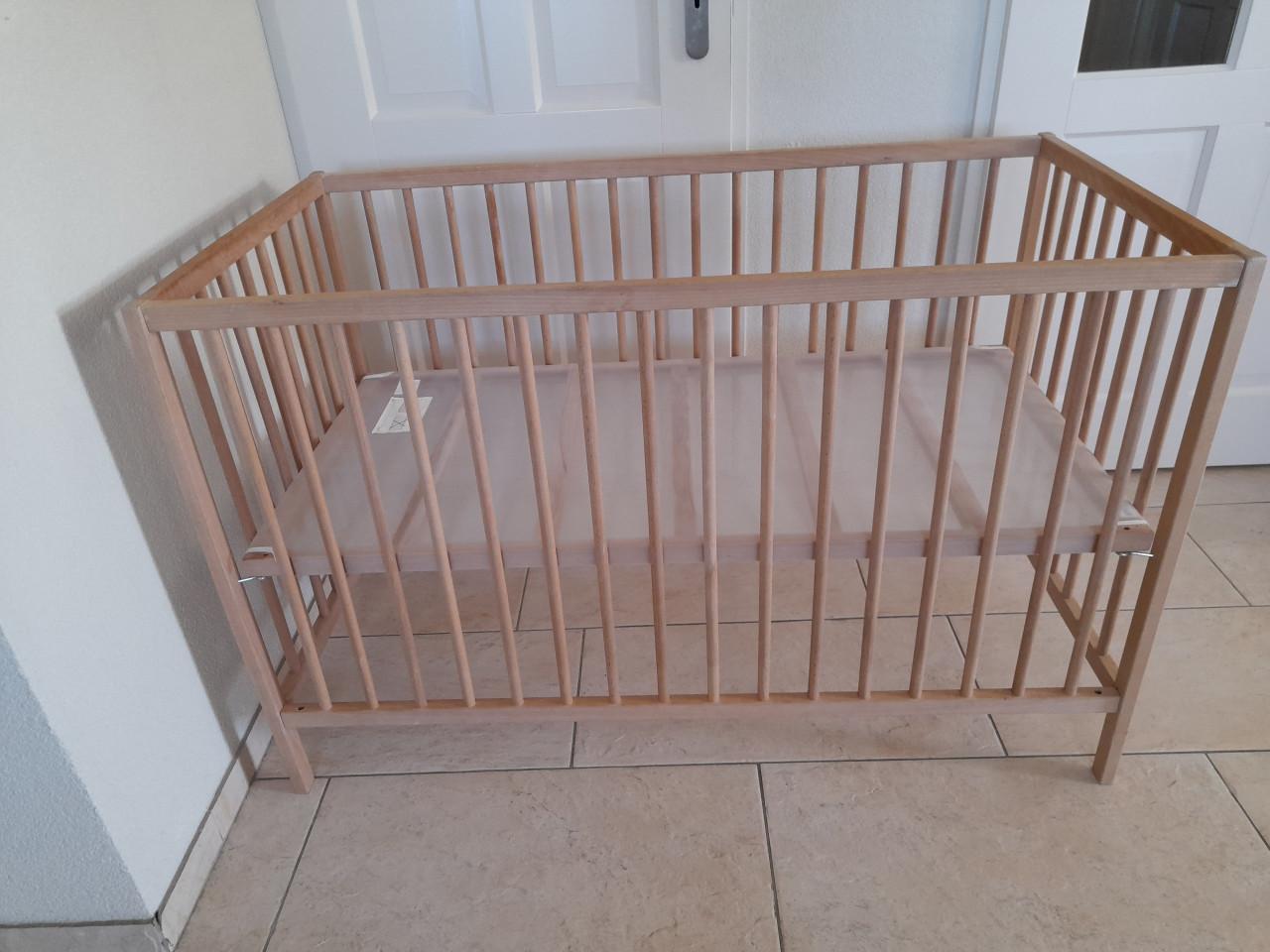 Blank houten Ledikantje (in goede staat )