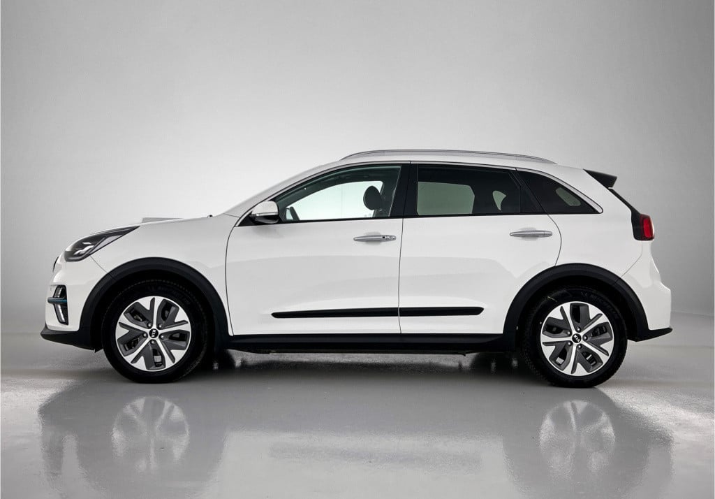 Kia E-niro executiveline 64 kwh | schuif-/kanteldak | 3-fase | jbl | stoelk
