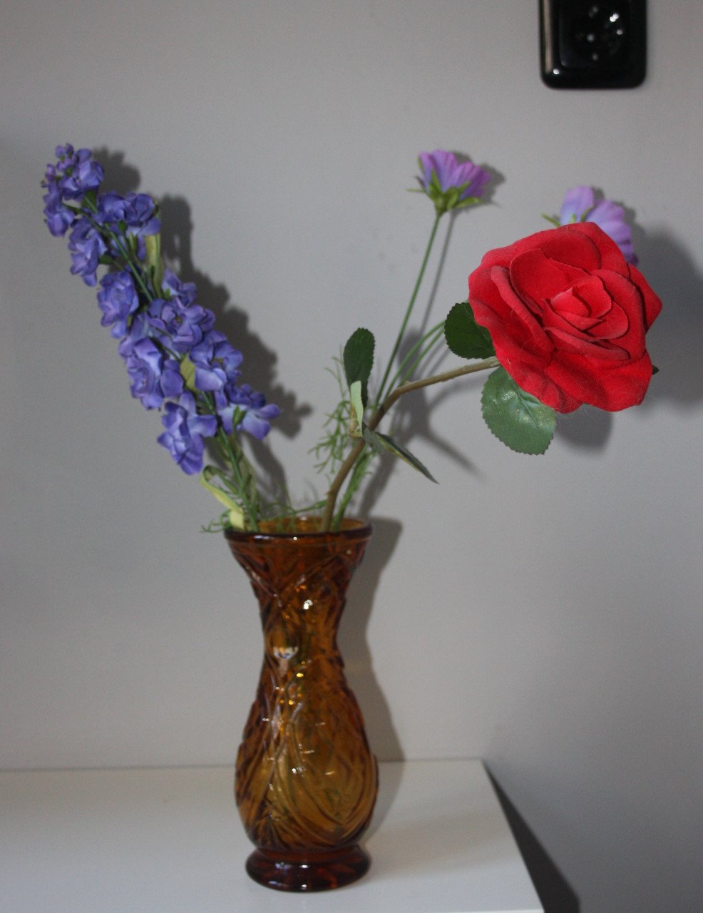 Verschillende design en vintage vaasjes en kandelaars
