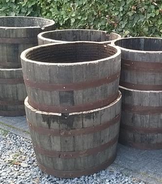 Halve wijnvaten en whiskyvaten