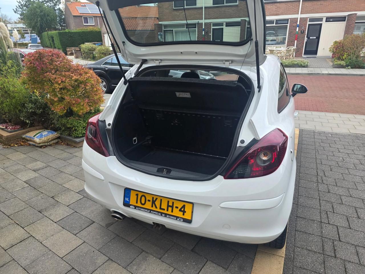 Tekoop zeer mooie Opel Corsa 1.4i 16V  Black and  White