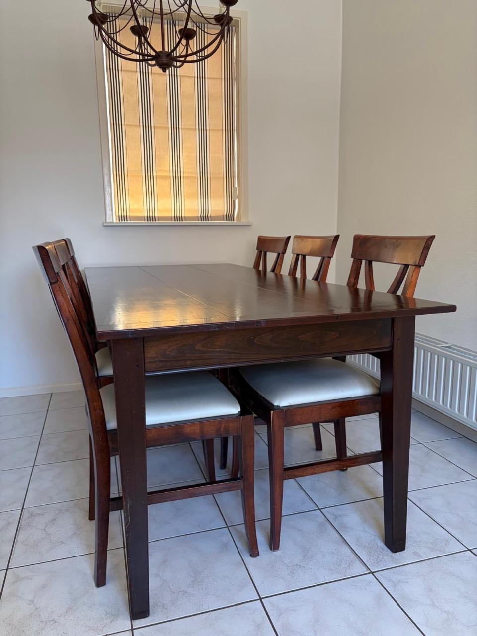 Tafel en zes stoelen donker massief kersenhout