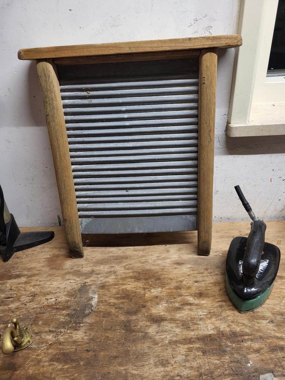 Diverse meubeltjes uit grootmoeders tijd