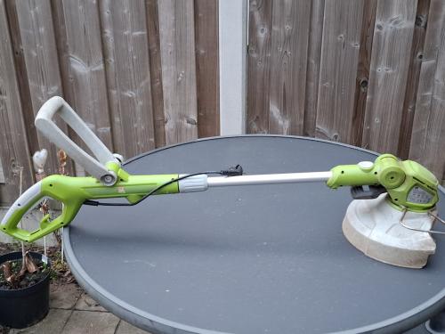Te koop elektrische grastrimmer met weinig uren