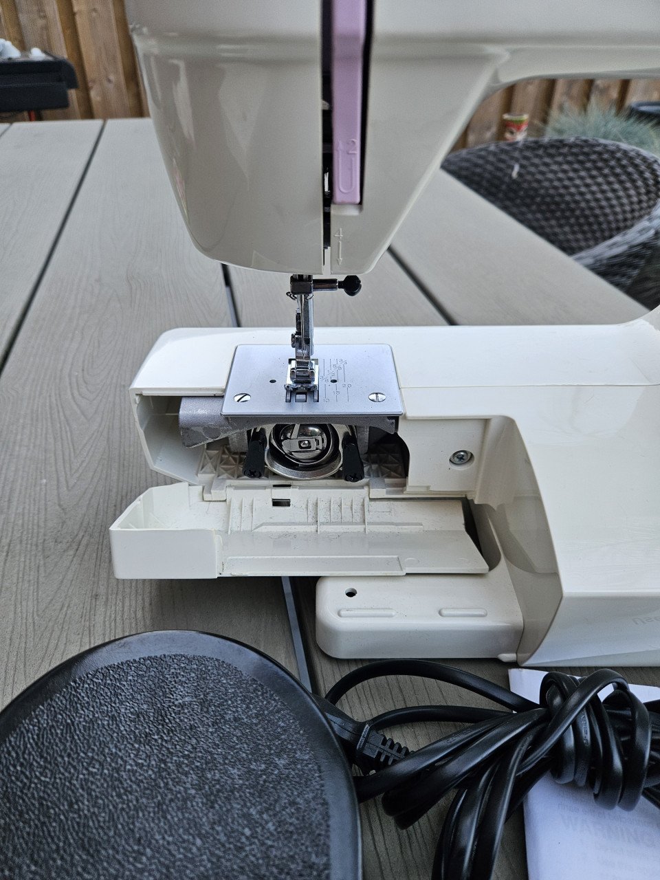 Zgan krachtige complete werkende Toyota FSL 18 naaimachine, met accessoires