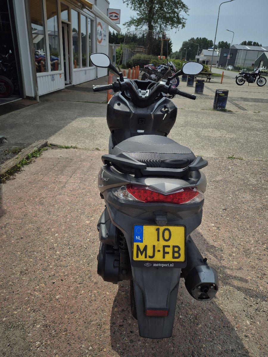 Kawasaki J300 motorscooter uit 2017