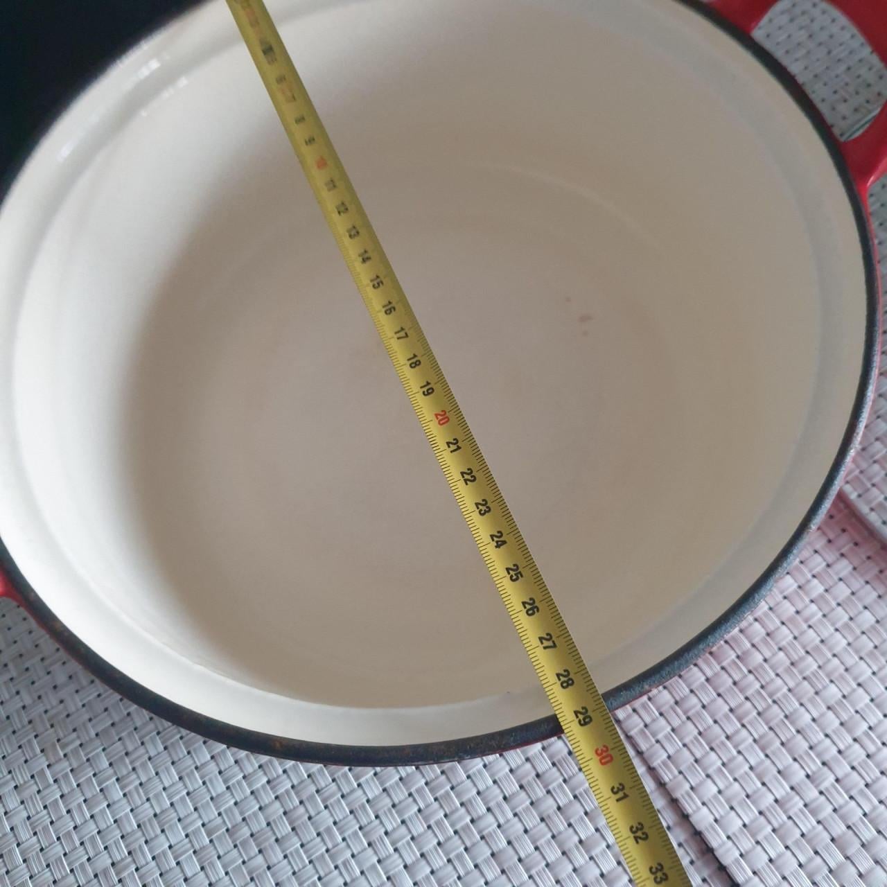 Rode zware gietijzeren braadpan met deksel, 29 cm doorsnede