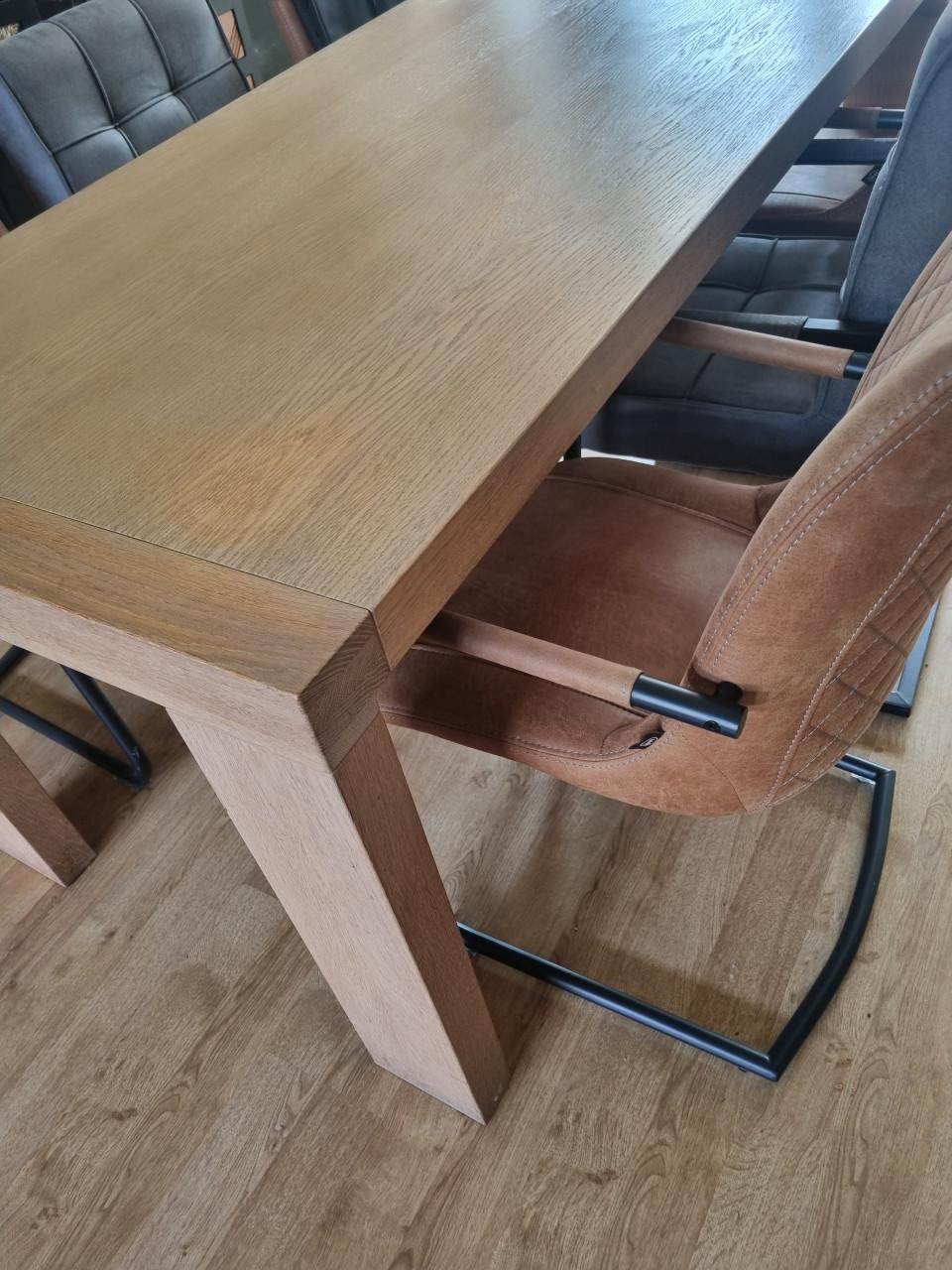Lichte eettafel