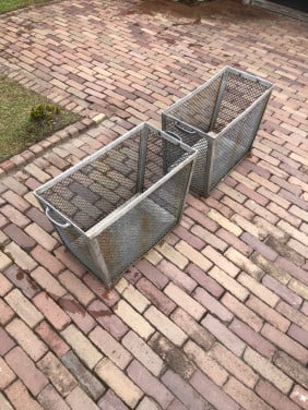 2 vintage metalen manden.