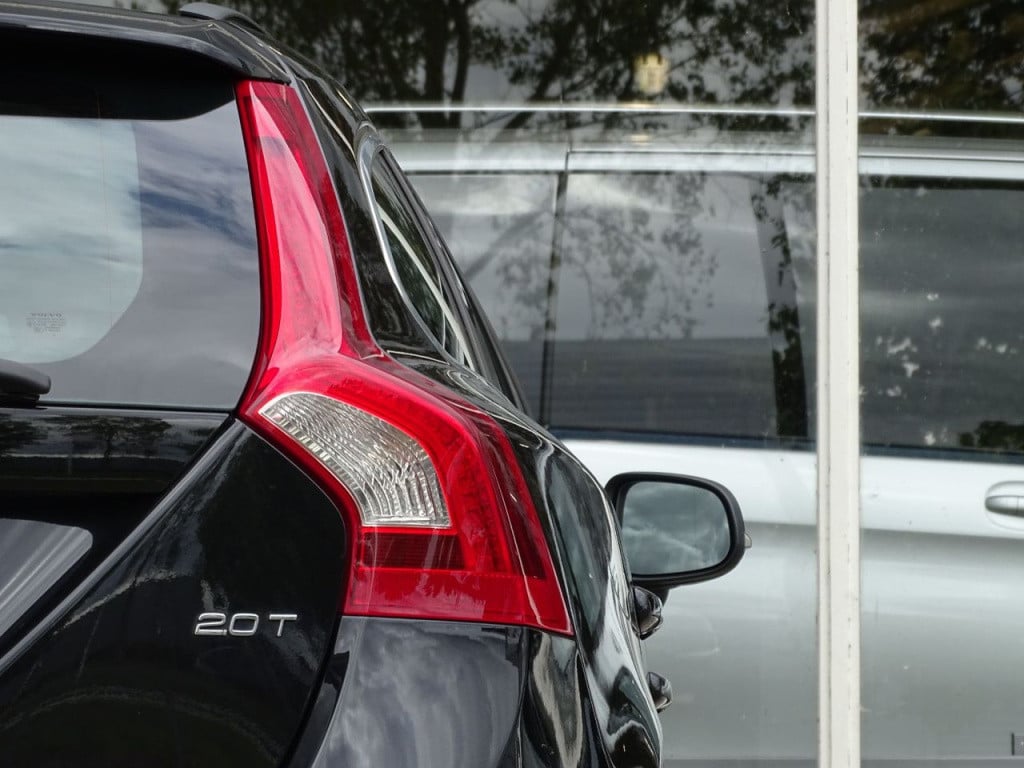 Volvo V60 2.0t momentum automaat | 200 pk | trekhaak