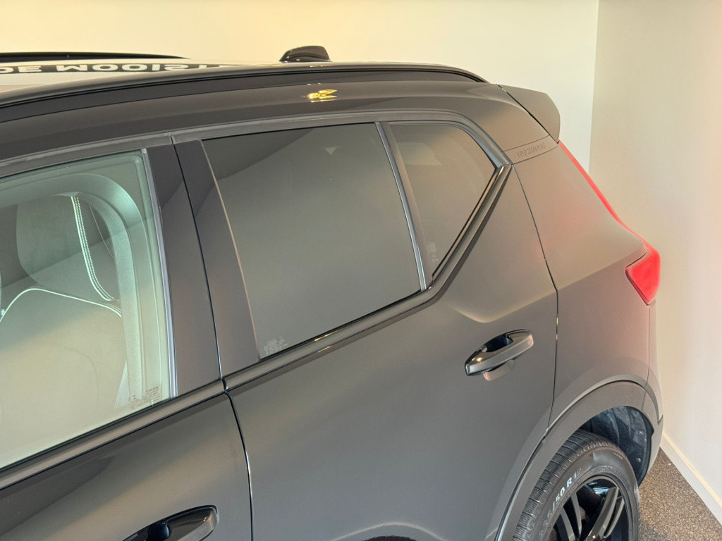 Volvo XC40 1.5 t4 recharge r-design black edition