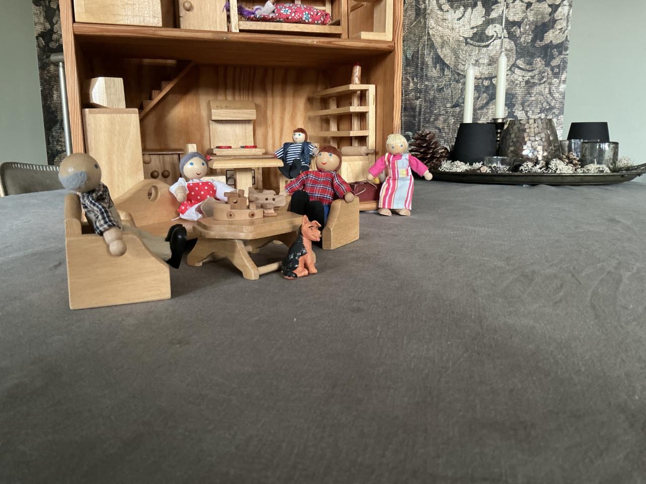 Poppenhuis met houten meubeltjes en accessoires