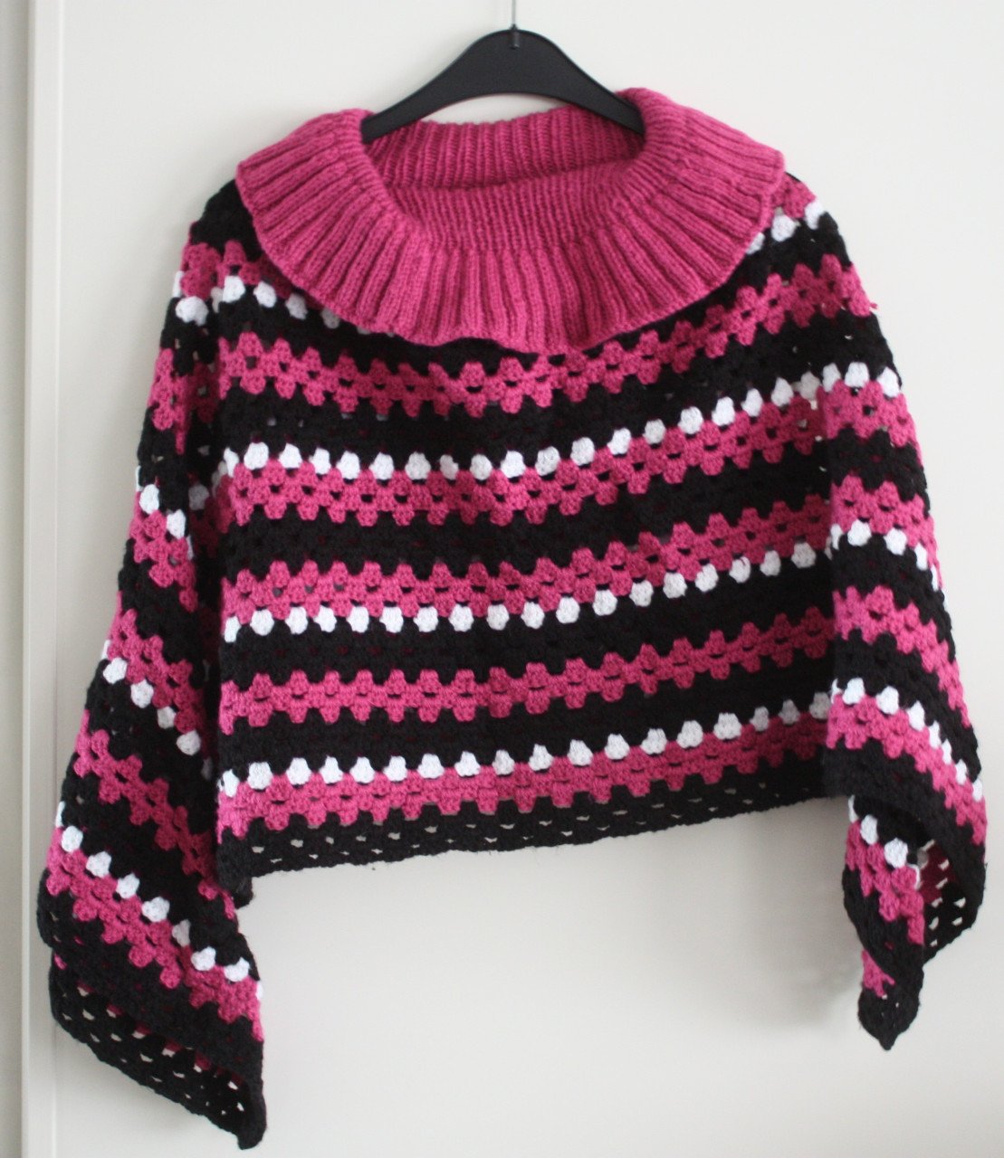 Gehaakte ponco kinderen zwart wir roze