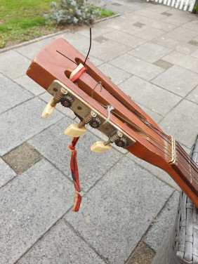 Prachtige antieke gitaar jaren 60 met 6 snaren in goede staat...