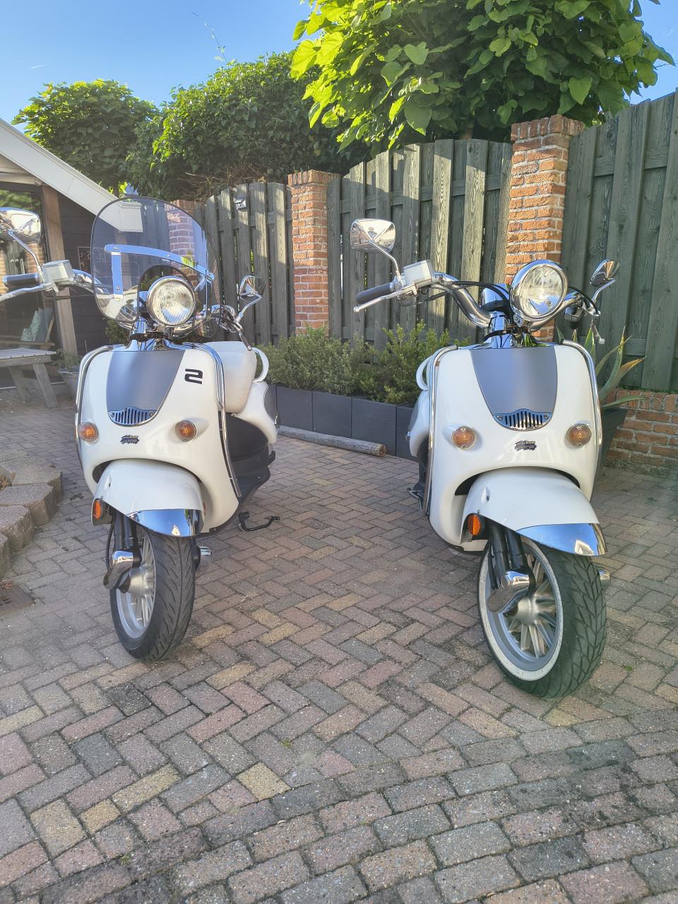 2 Aprilla mojito scooters