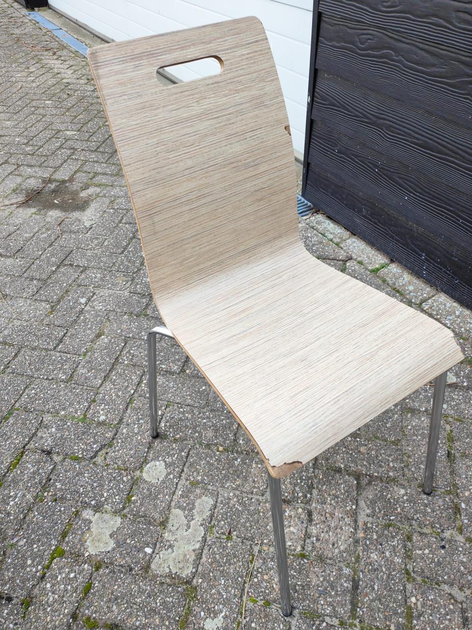 Stoelen. 5 stuks. Zitten goed. De ‘houten’ laag heeft gebruikssporen.