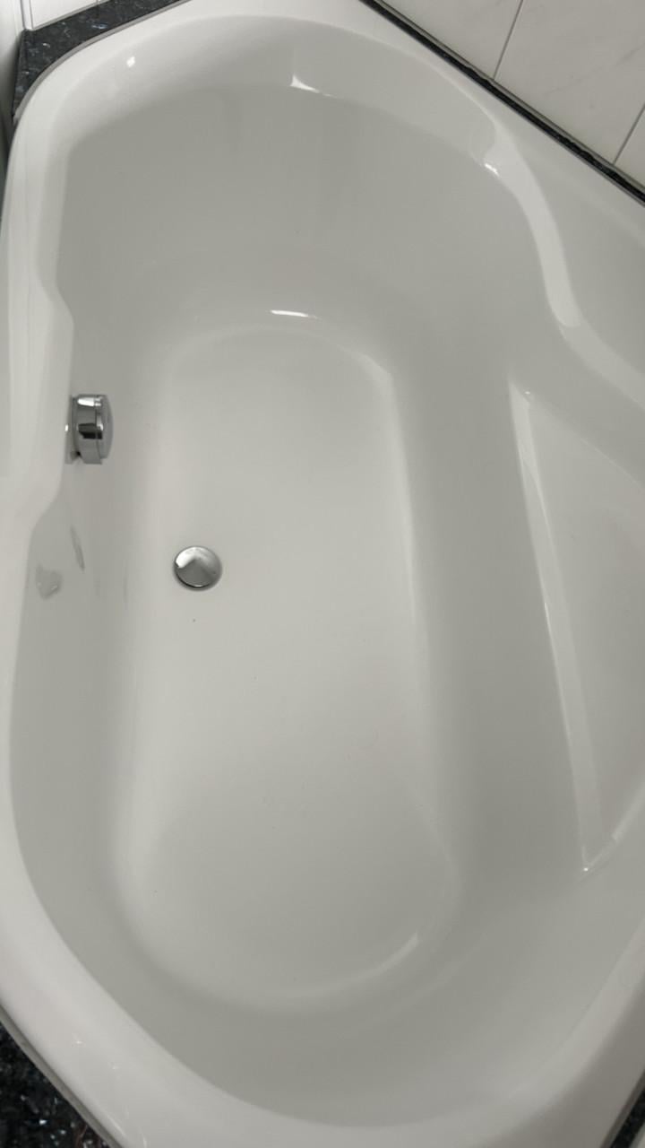 Bad, hoekopstelling, acryl, Grohe. Ligbad.
