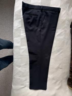 2 NIEUWE PANTALONS 1 ZWART EN 1 BLAUW-HEEEELAAS TE KLEI VOOR MIJ.