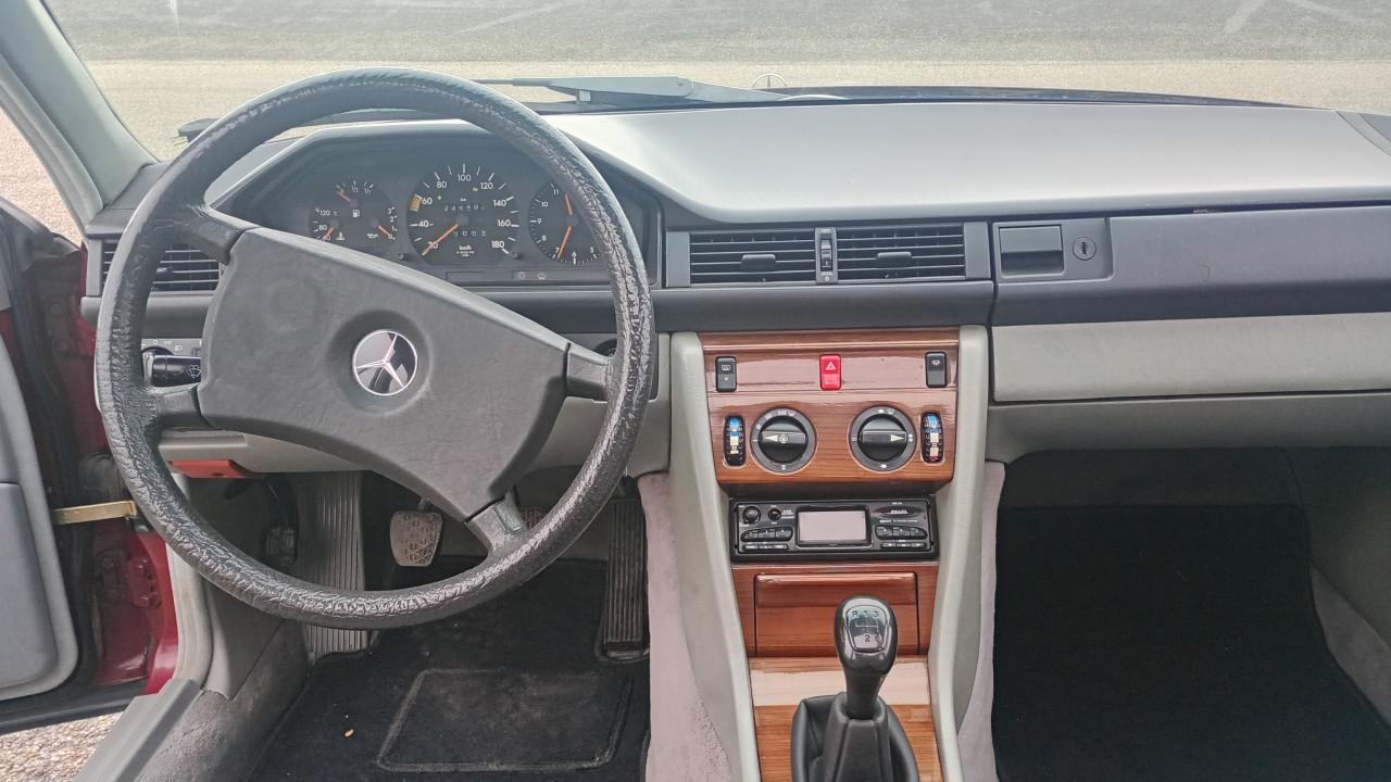 Mercedes oldtimer 200 D
