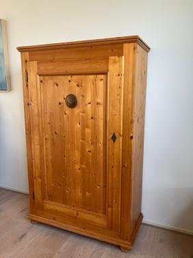 Massief grenen blank gelakte Spek kast in uitstekende staat handgemaakt