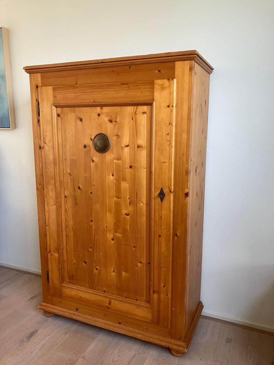 Massief grenen blank gelakte Spek kast in uitstekende staat handgemaakt