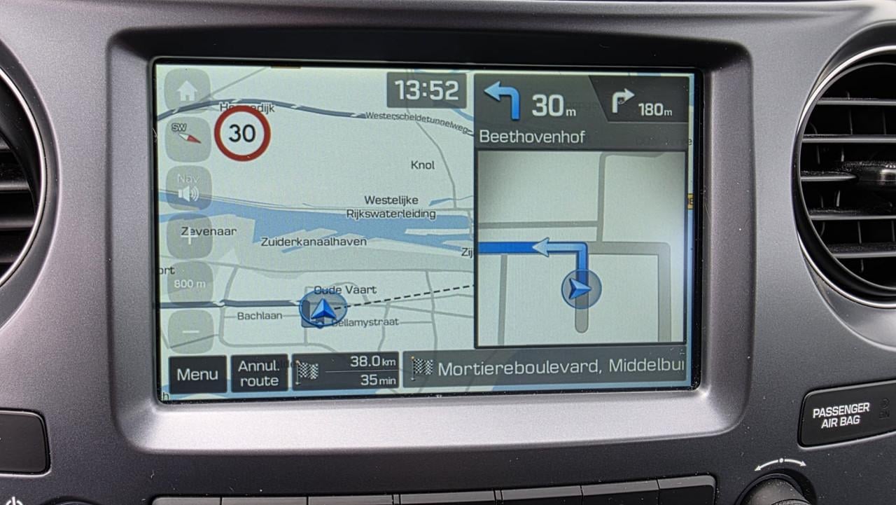 Hyundai I10 2019 met 69300 km Zwart met rode spiegels en sierstrippen.