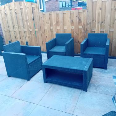 3 stoelen + tafel