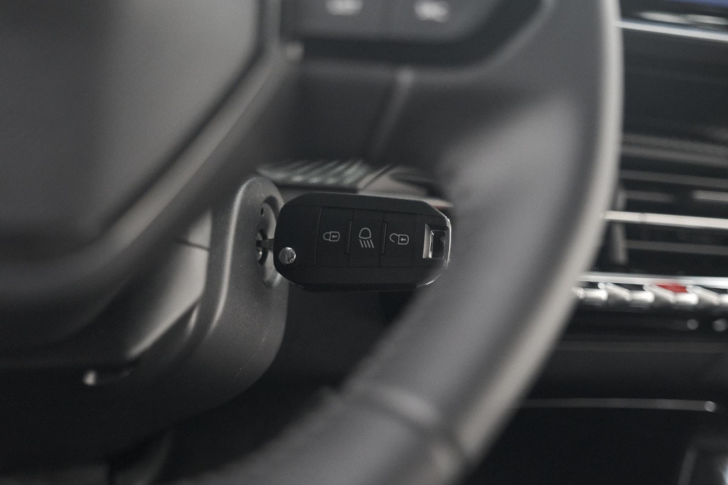 Peugeot 208 puretech 100 allure | 360 camera | dodehoekdetectie | navigatie