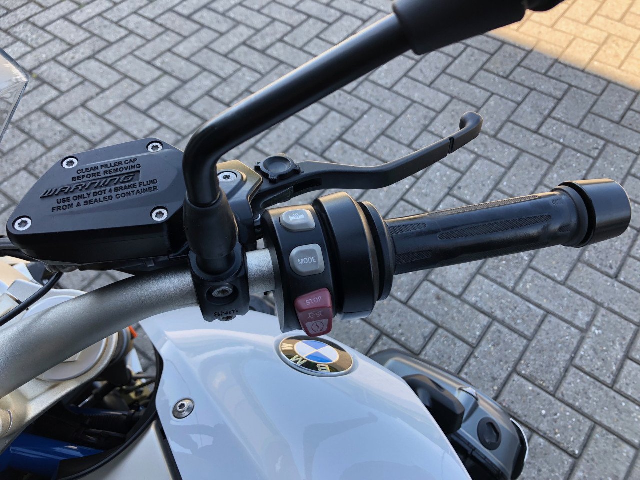 BMW R1200R LC uit 2017 met 65 dkm, full-option, kofferset, etc €8995,-