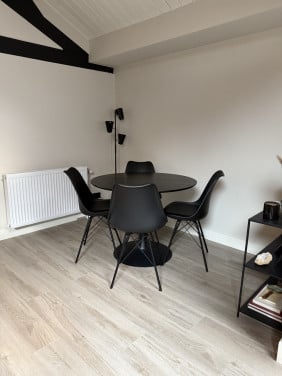 Tafel met eetkamerstoelen