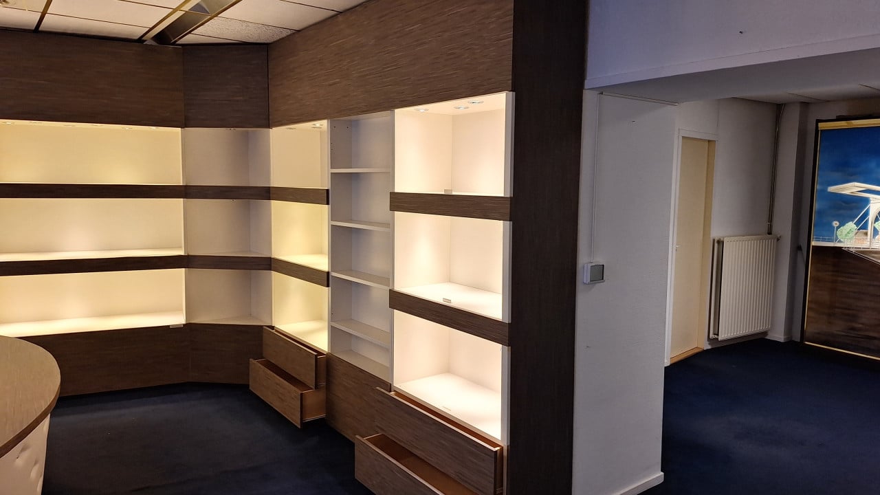 XXL kastenwand met verlichting, kleppen en lades – luxe uitstraling