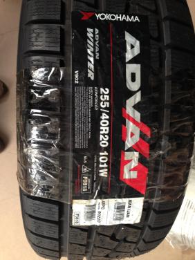 2 SPLINTERNIEUWE Yokohama V902 255/40R20 101W winterbanden