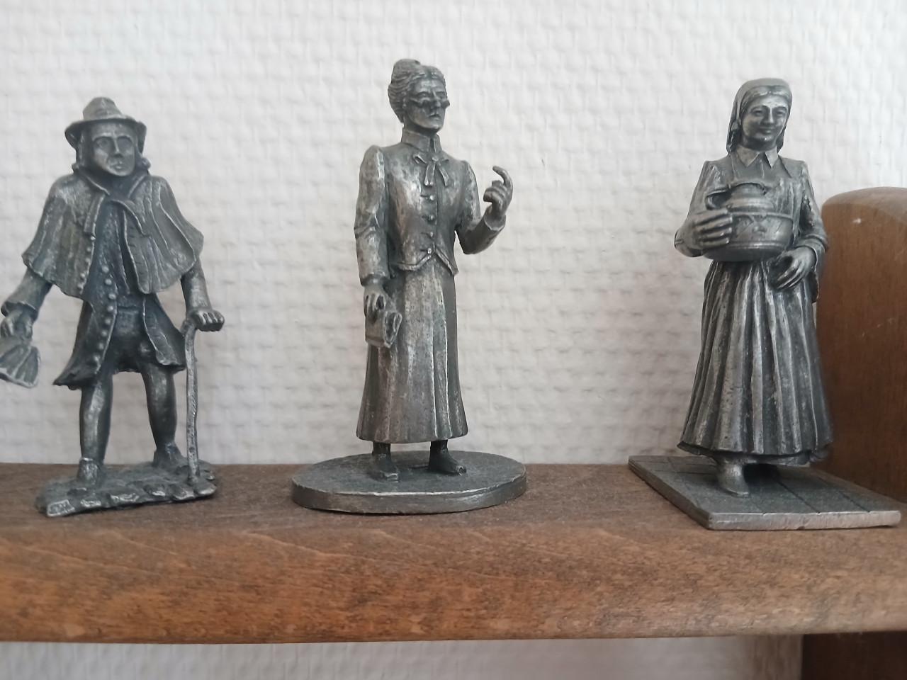 Houten rek met beeldjes