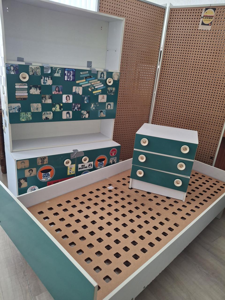 Slaapkamer set kind - bed, bureau, nachtkastje, bedbodem
