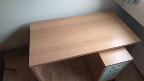Bureau met kastje vrijwel ongebruikt