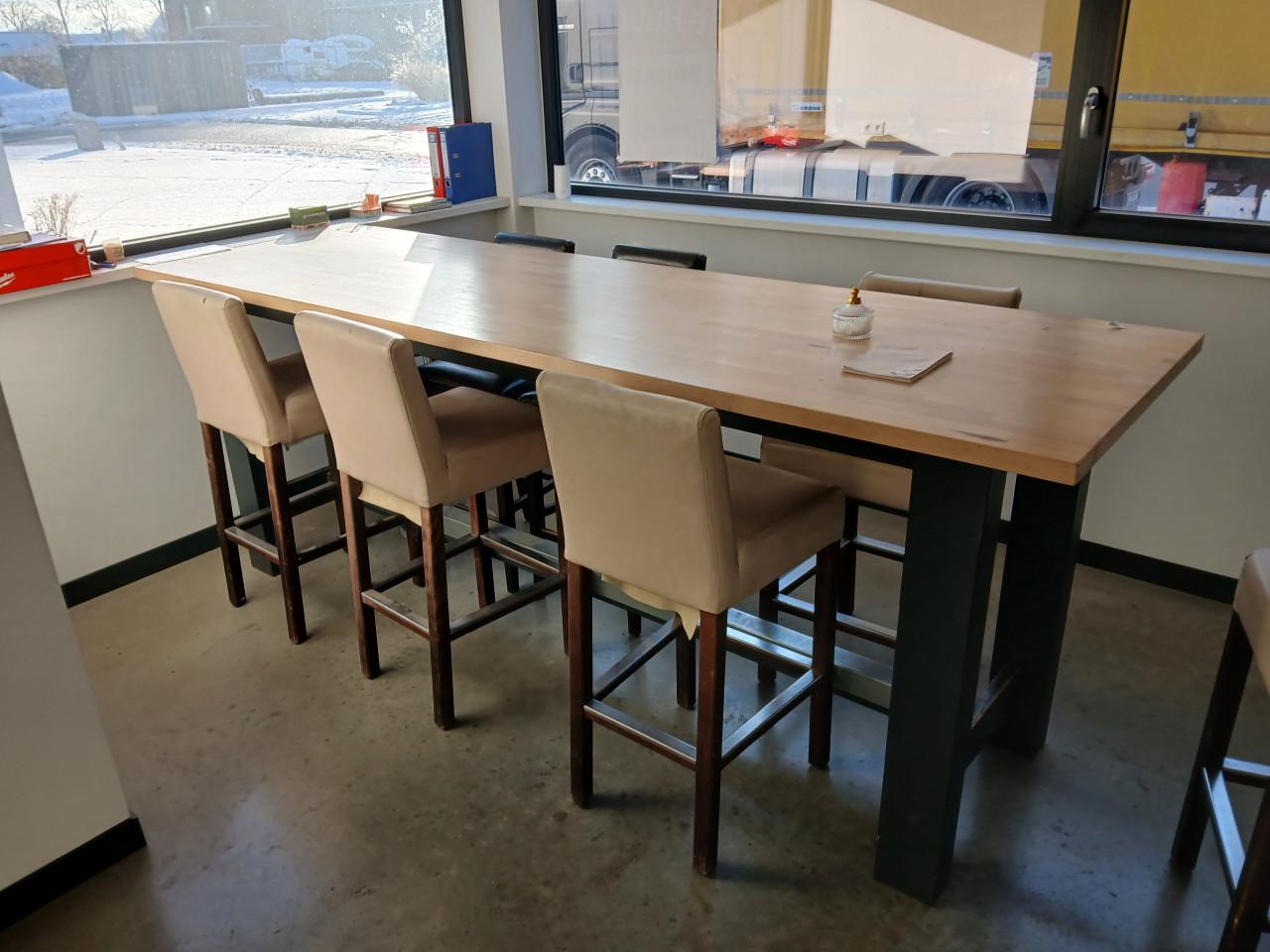 Bartafel met krukken (301m x 91cm x 112cm)