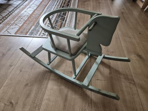 Vintage houten hobbelpaard met kussentje in de zitting