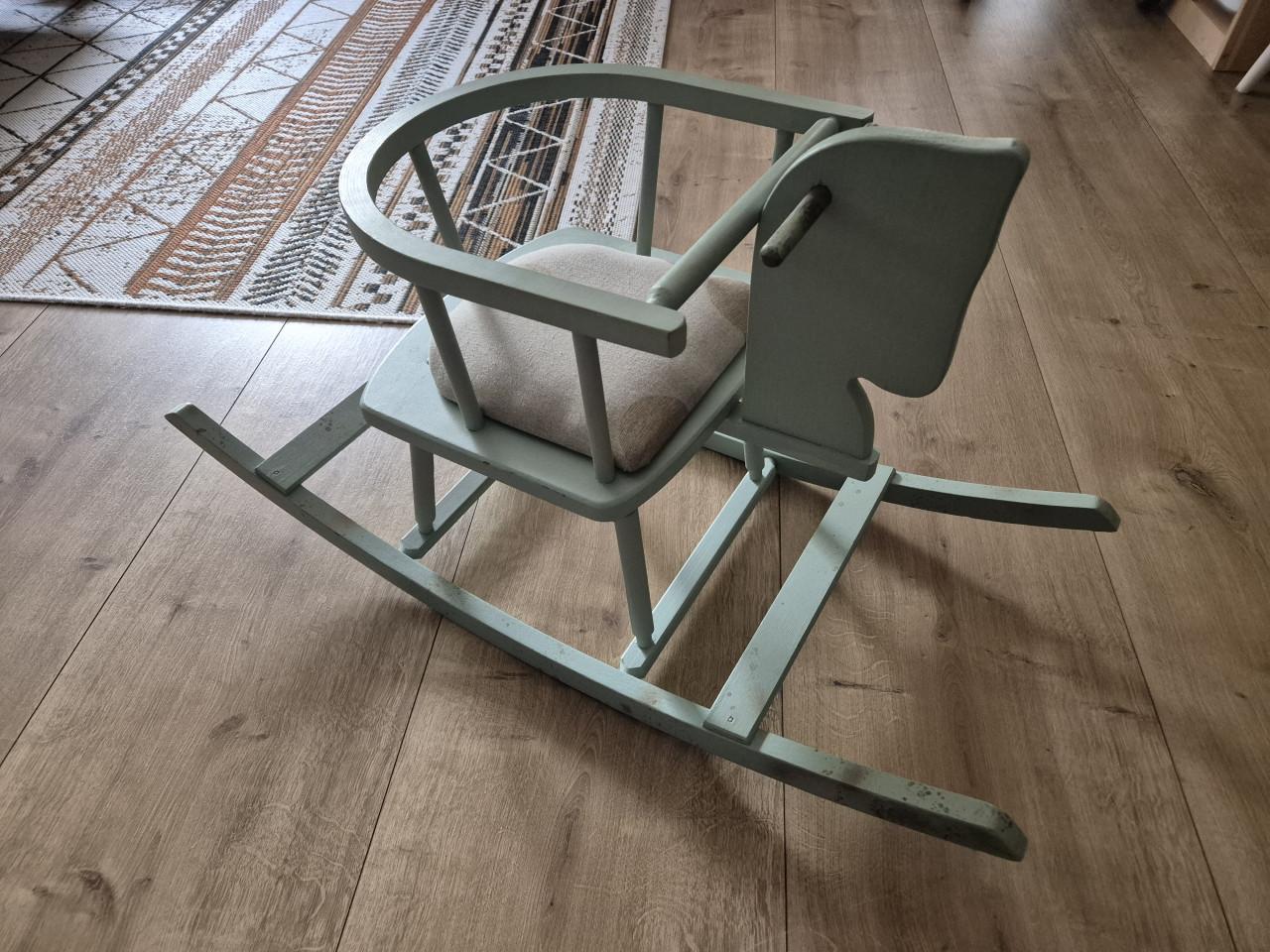 Vintage houten hobbelpaard met kussentje in de zitting