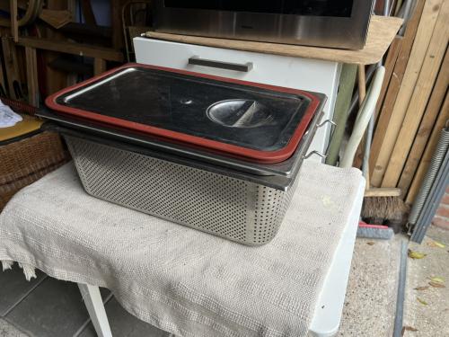 Gastronorm 1/1 bak RVS geperforeerd met bak en steekdeksel