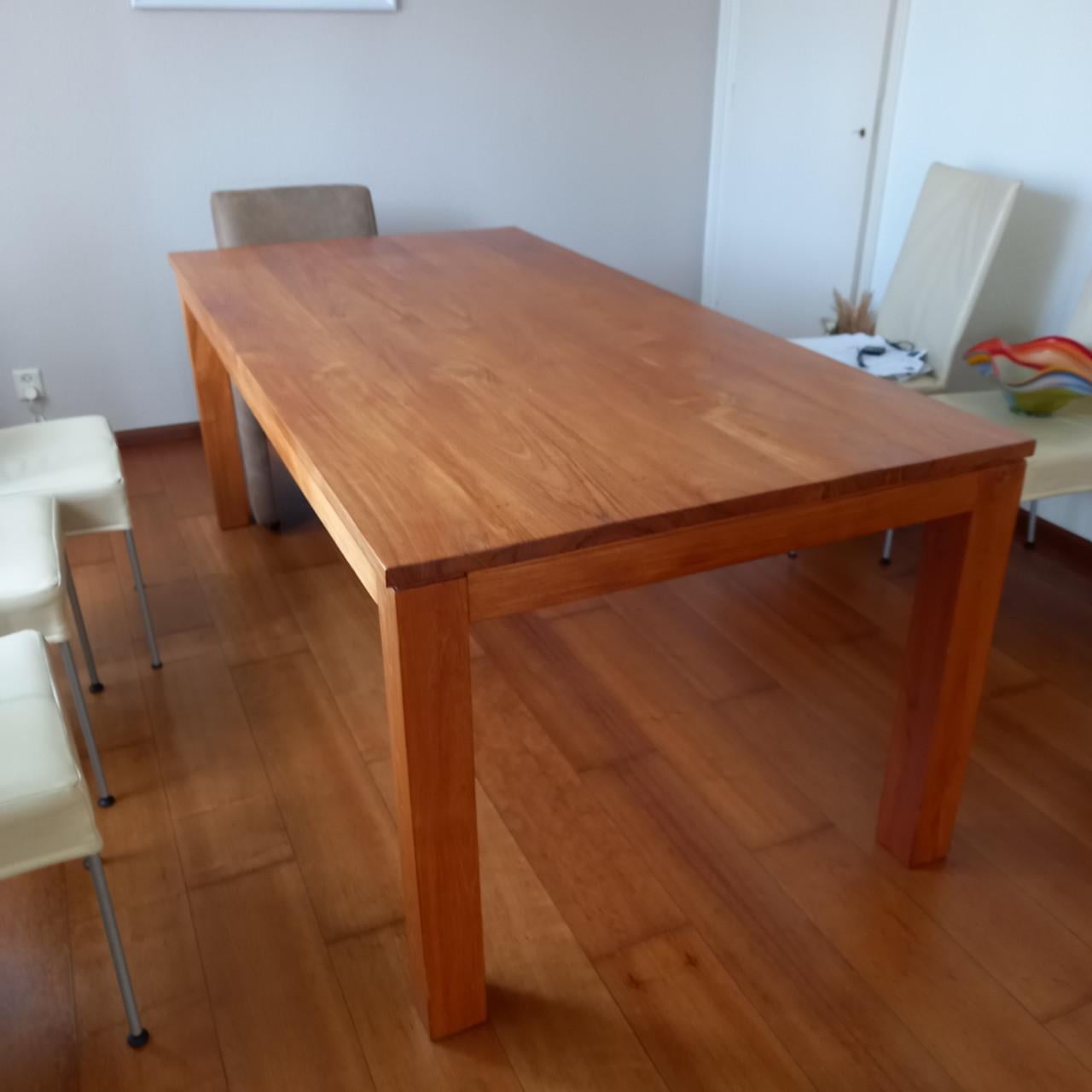 Robuuste teak houten tafel