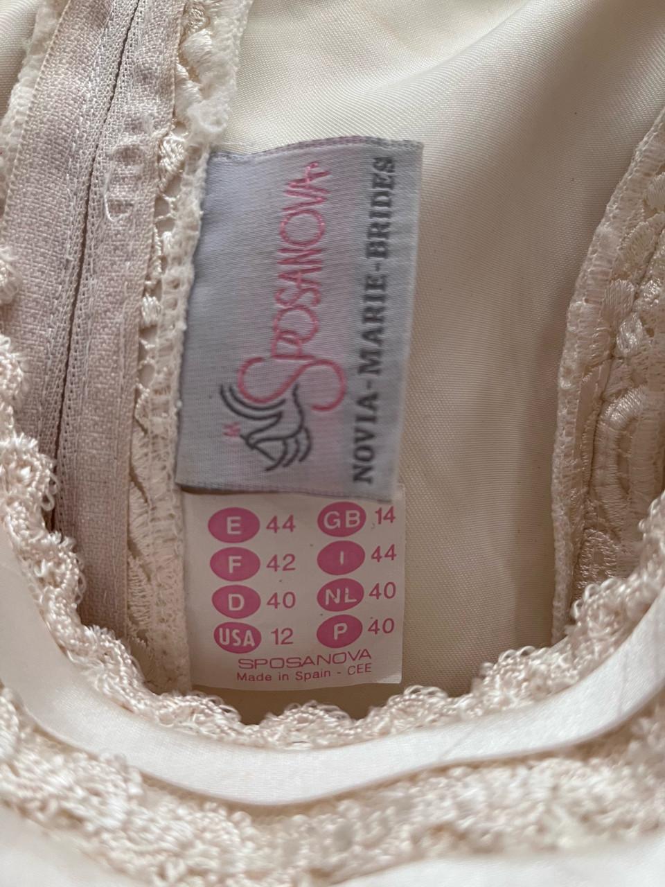 Bruidsjurk maat 40 in ivoor kleur.