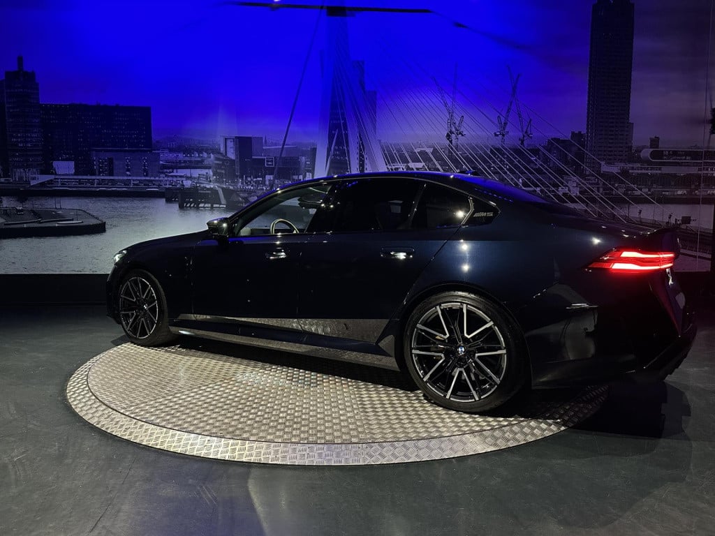BMW M5 5-serie *limousine v8 m hybrid*carbon extr*b&w*alcantarahemel*nl-aut