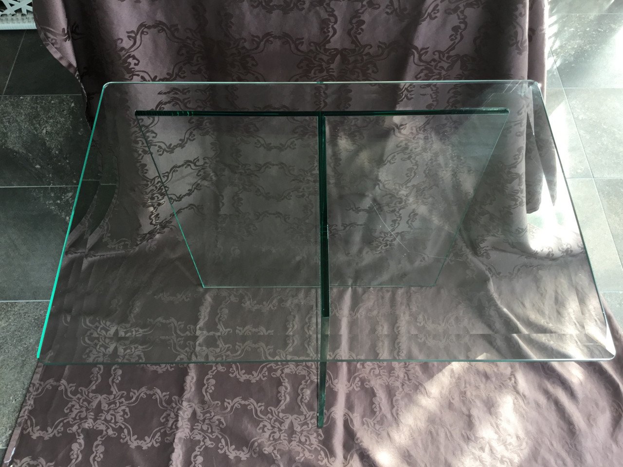 2 glazen bijzettafeltjes (1 met lektuurbak)