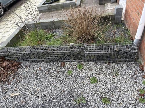 Schanskorfjes gevuld met stenen - nette staat - zie foto's