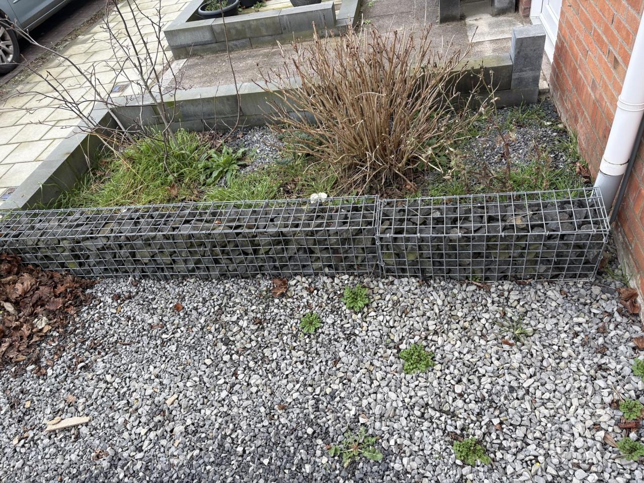 Schanskorfjes gevuld met stenen - nette staat - zie foto's