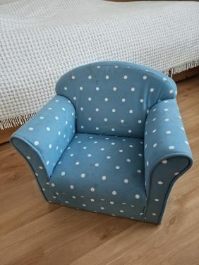 Blauwe kinderfauteuil met witte stippen