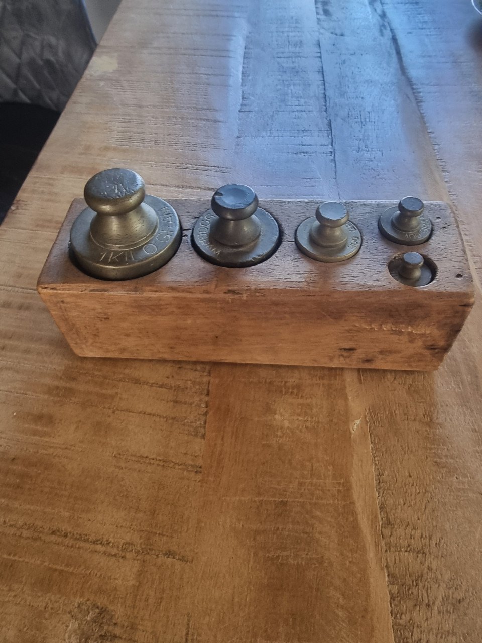 Houten blok met koperen gewichten