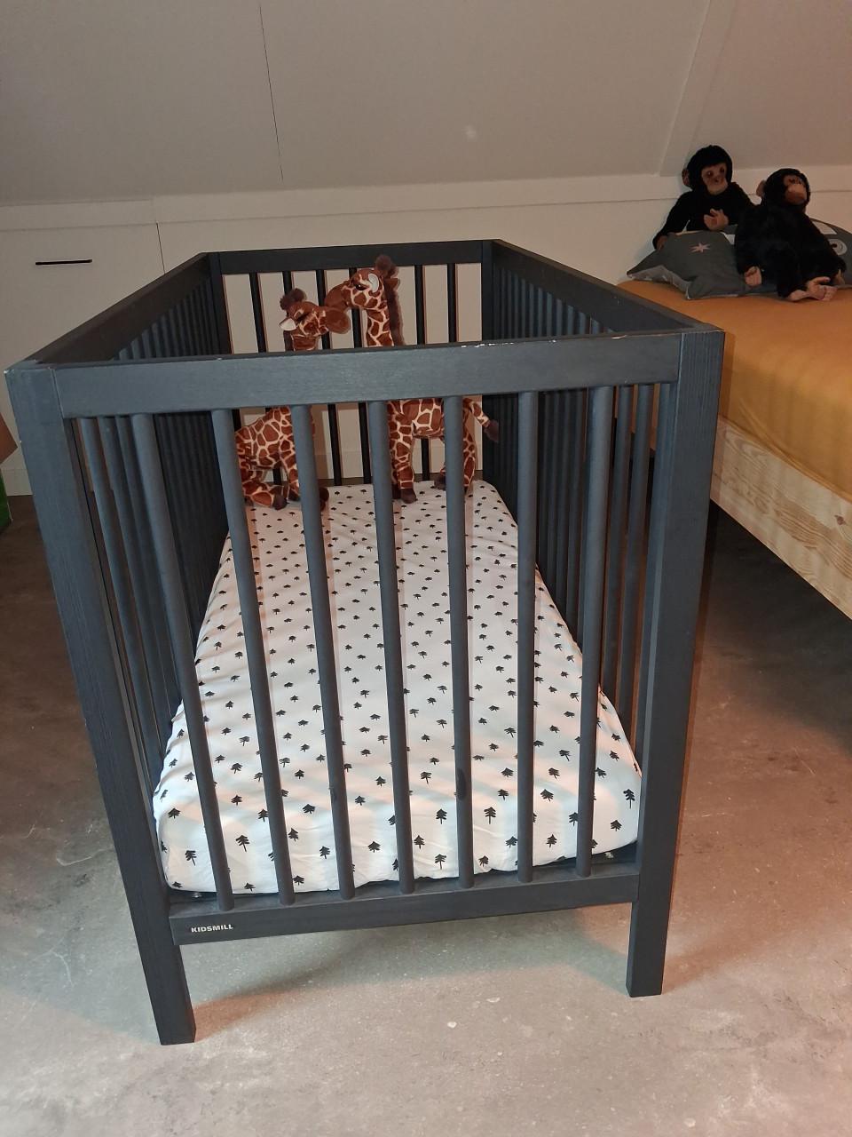 Ledikantje zwart met matras en toebehoren