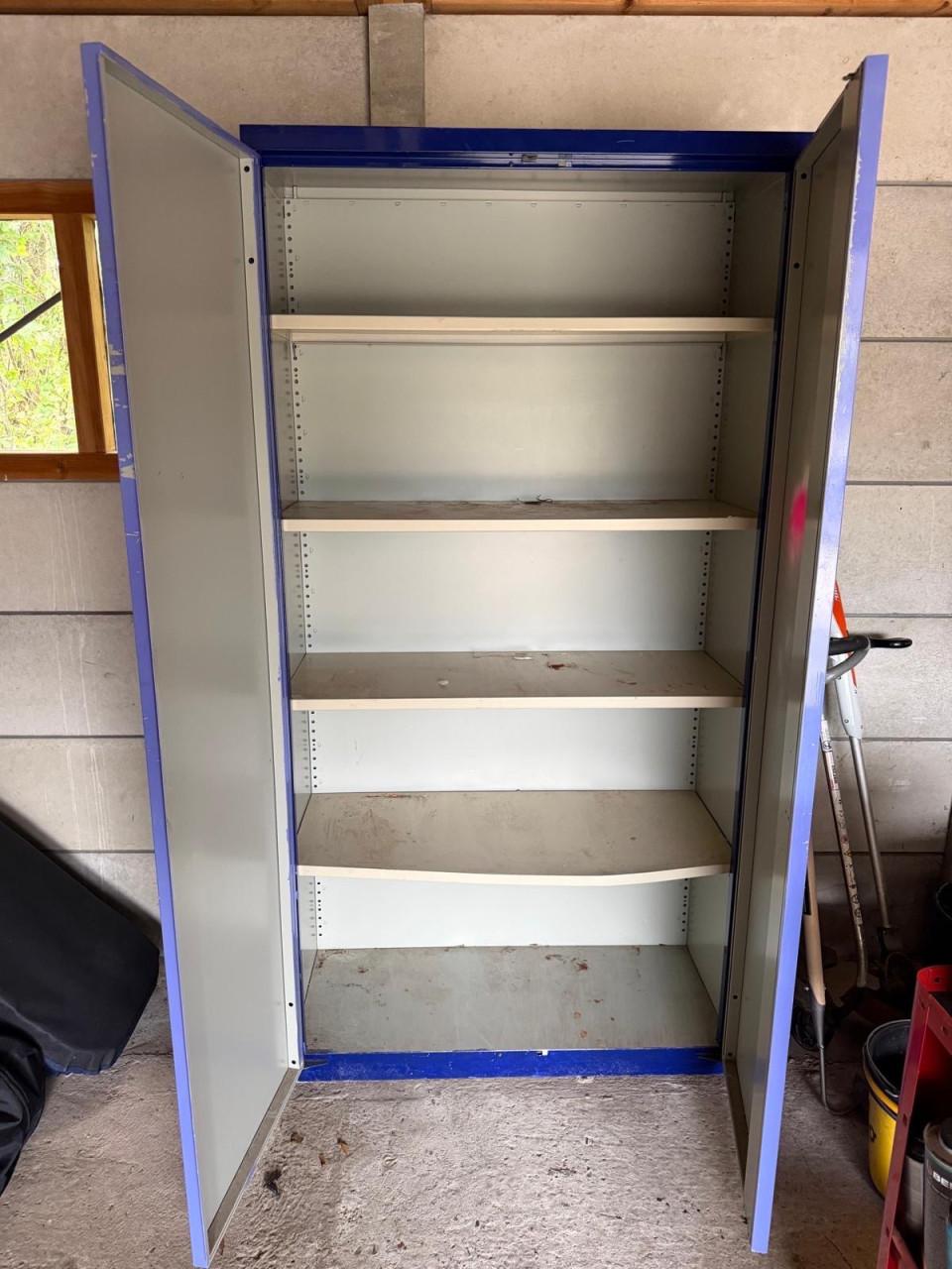 Stalen kast met legplanken
